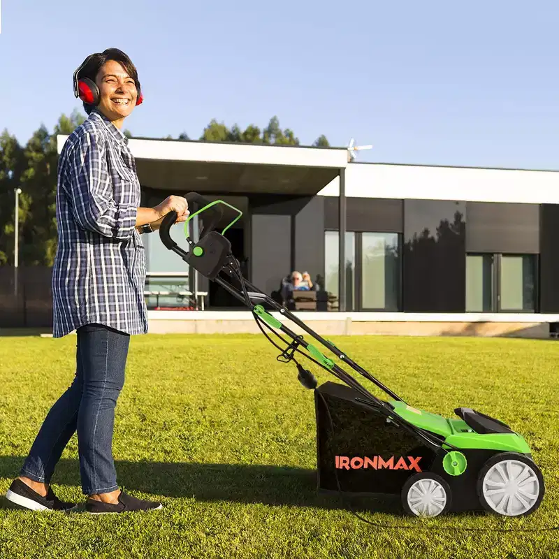 IronMax13Amp Corded Scarifier 15'' Electric Lawn Dethatcher w/50L Collection Bag